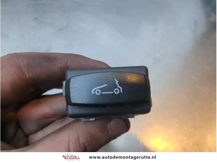 Używane Sterowanie dachu cabrio Renault Megane II CC (EM) 1.6 16V Cena na żądanie oferowane przez Autodemontage M.J. Rutte B.V.
