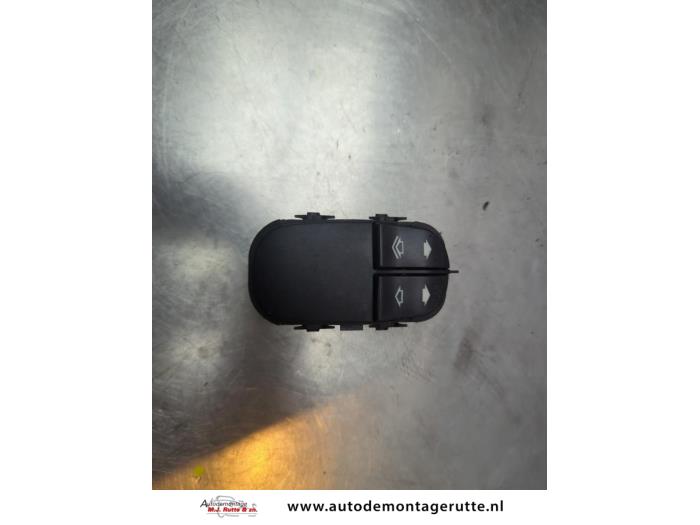 Usados Interruptor combinado de ventanillas Ford Focus 1 1.4 16V Precio de solicitud ofrecido por Autodemontage M.J. Rutte B.V.