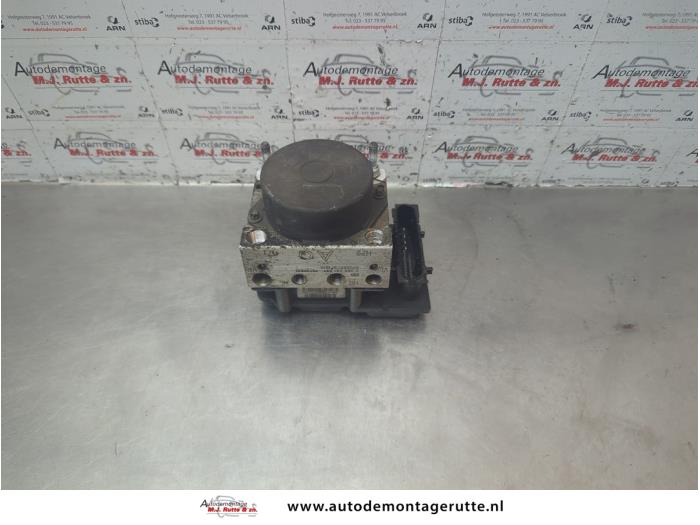 Begagnade ABS-pump Opel Corsa D 1.2 16V Pris € 100,00 Marginaltabell erbjuds av Autodemontage M.J. Rutte B.V.