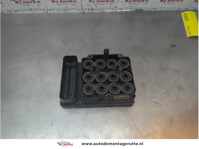 Usagé Ordinateur ABS Volvo V70 (SW) 2.4 20V 170 Prix € 100,00 Règlement à la marge proposé par Autodemontage M.J. Rutte B.V.