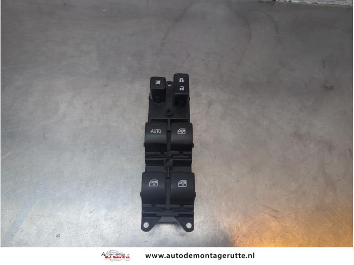Używane Przelacznik combi okienny Mitsubishi Outlander (GF/GG) 2.0 16V PHEV 4x4 Cena na żądanie oferowane przez Autodemontage M.J. Rutte B.V.