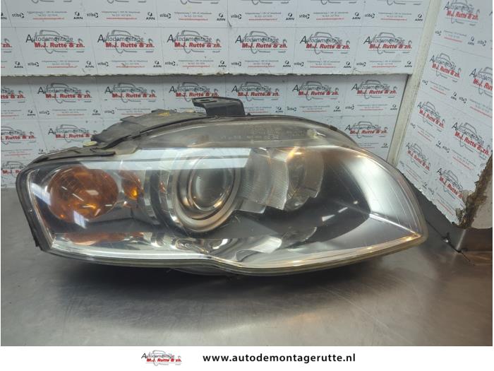 Używane Reflektor prawy Audi A4 Avant (B7) 3.2 FSI V6 24V Quattro Cena € 150,00 Procedura marży oferowane przez Autodemontage M.J. Rutte B.V.