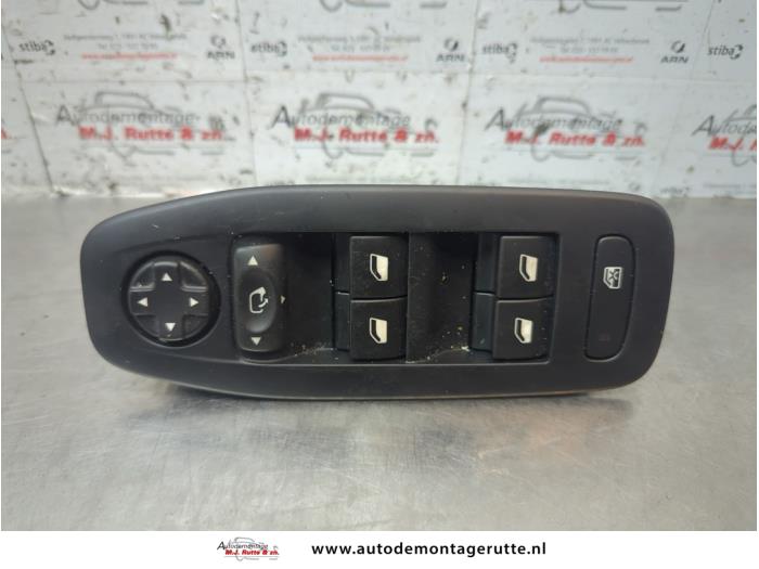 Usados Interruptor combinado de ventanillas Peugeot 208 I (CA/CC/CK/CL) 1.2 Vti 12V PureTech 82 Precio de solicitud ofrecido por Autodemontage M.J. Rutte B.V.