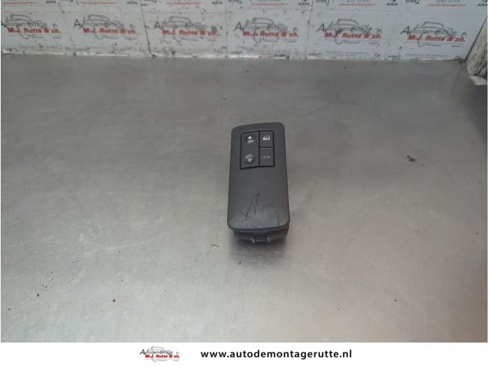 Usados Interruptor combinado de ventanillas Opel Vectra C Caravan 2.2 DIG 16V Precio de solicitud ofrecido por Autodemontage M.J. Rutte B.V.