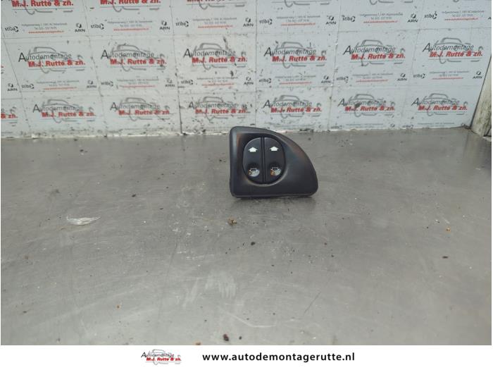 Usados Interruptor combinado de ventanillas Ford Transit Connect 1.8 TDCi 90 Precio de solicitud ofrecido por Autodemontage M.J. Rutte B.V.