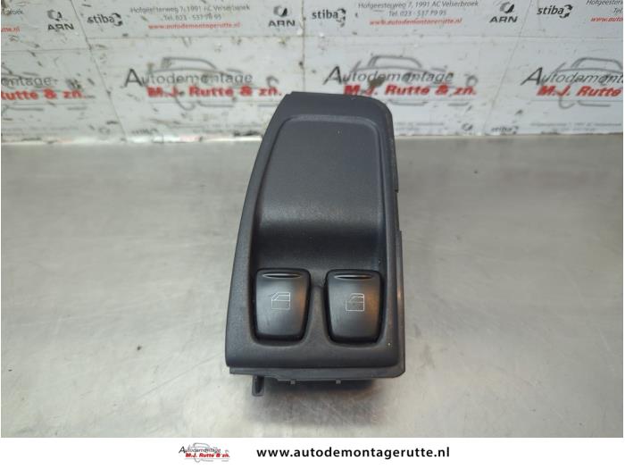 Usados Interruptor combinado de ventanillas Smart Fortwo Coupé (451.3) 1.0 Micro Hybrid Drive Precio de solicitud ofrecido por Autodemontage M.J. Rutte B.V.