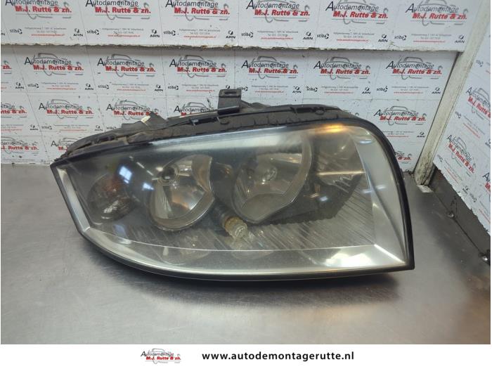 Używane Reflektor prawy Audi A2 (8Z0) 1.4 16V Cena na żądanie oferowane przez Autodemontage M.J. Rutte B.V.