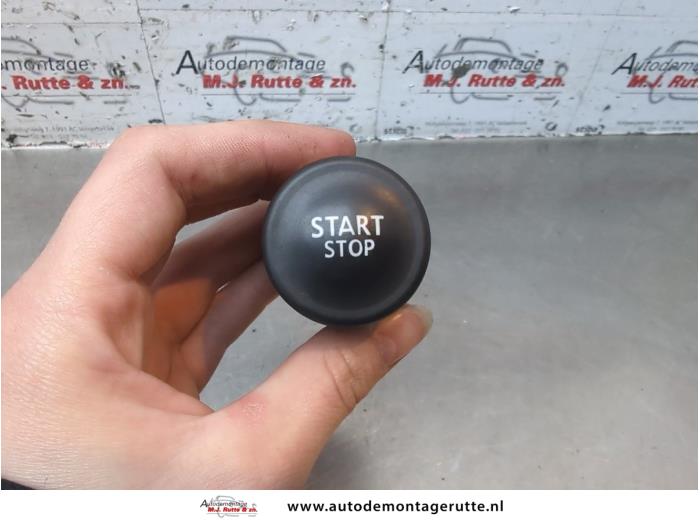 Używane Przelacznik Start/Stop Renault Megane III Grandtour (KZ) 1.5 dCi 110 Cena na żądanie oferowane przez Autodemontage M.J. Rutte B.V.