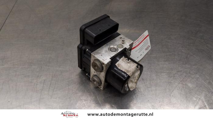 Używane Pompa ABS Renault Megane III Grandtour (KZ) 1.5 dCi 110 Cena na żądanie oferowane przez Autodemontage M.J. Rutte B.V.