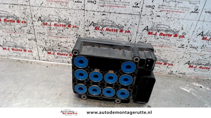 ABS Computer from a Volvo V70 (GW/LW/LZ) 2.4 20V 1999