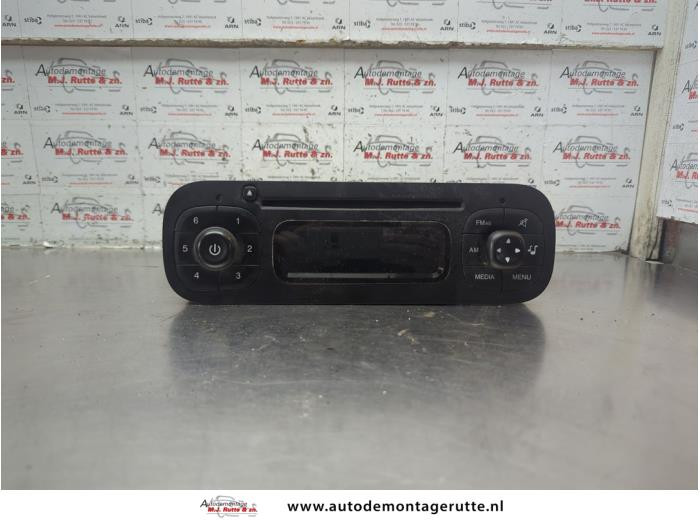 Używane Radio Fiat Panda (312) 0.9 TwinAir 65 Cena € 125,00 Procedura marży oferowane przez Autodemontage M.J. Rutte B.V.