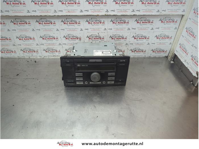 Używane Radio Ford Focus C-Max 1.8 16V Cena € 50,00 Procedura marży oferowane przez Autodemontage M.J. Rutte B.V.