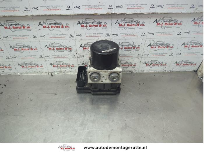 Używane Pompa ABS Opel Astra J GTC (PD2/PF2) 2.0 16V Turbo OPC Cena € 200,00 Procedura marży oferowane przez Autodemontage M.J. Rutte B.V.