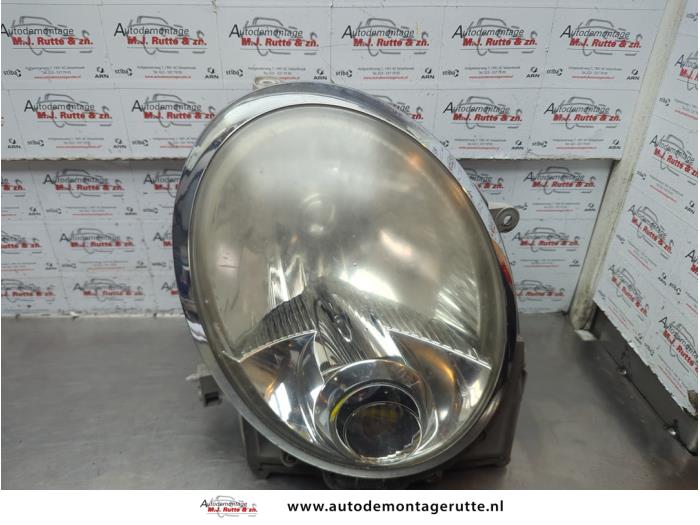 Używane Reflektor prawy Daihatsu Trevis 1.0 12V DVVT Cena na żądanie oferowane przez Autodemontage M.J. Rutte B.V.