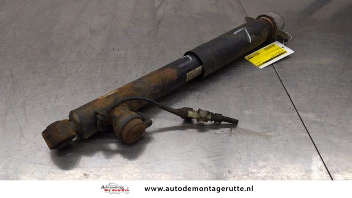 Używane Amortyzator lewy tyl Opel Astra J GTC (PD2/PF2) 2.0 16V Turbo OPC Cena na żądanie oferowane przez Autodemontage M.J. Rutte B.V.