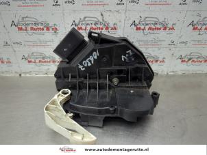 Używane Mechanizm blokady drzwi lewych przednich wersja 4-drzwiowa Ford Fiesta 6 (JA8) 1.25 16V Cena na żądanie oferowane przez Autodemontage M.J. Rutte B.V.