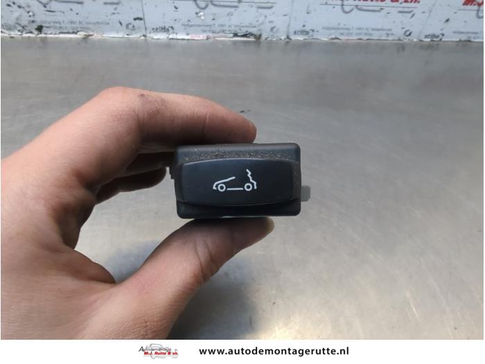 Używane Sterowanie dachu cabrio Renault Megane II CC (EM) 1.6 16V Cena na żądanie oferowane przez Autodemontage M.J. Rutte B.V.