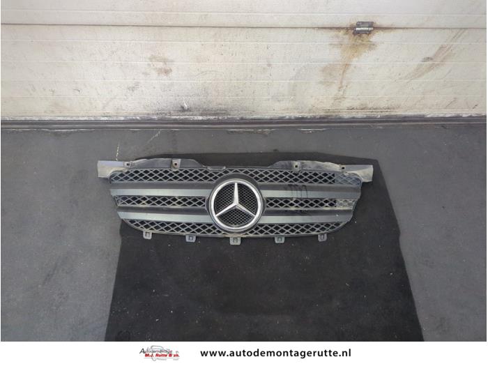 Używane Grill Mercedes Sprinter 5t (906.63/65) 513 CDI 16V Cena € 50,00 Procedura marży oferowane przez Autodemontage M.J. Rutte B.V.