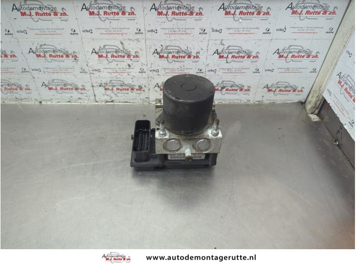 Usagé Bloc ABS Kia Pro cee'd (EDB3) 1.4 CVVT 16V Prix € 75,00 Règlement à la marge proposé par Autodemontage M.J. Rutte B.V.