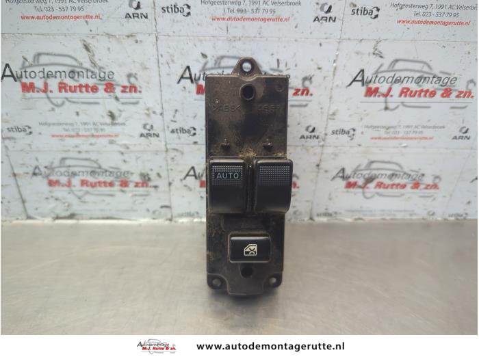 Usados Interruptor combinado de ventanillas Mazda Demio (DW) 1.5 16V Precio de solicitud ofrecido por Autodemontage M.J. Rutte B.V.