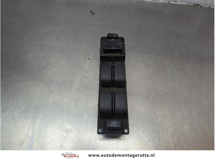 Usados Interruptor combinado de ventanillas Mazda 5 (CR19) 2.0i 16V Precio de solicitud ofrecido por Autodemontage M.J. Rutte B.V.