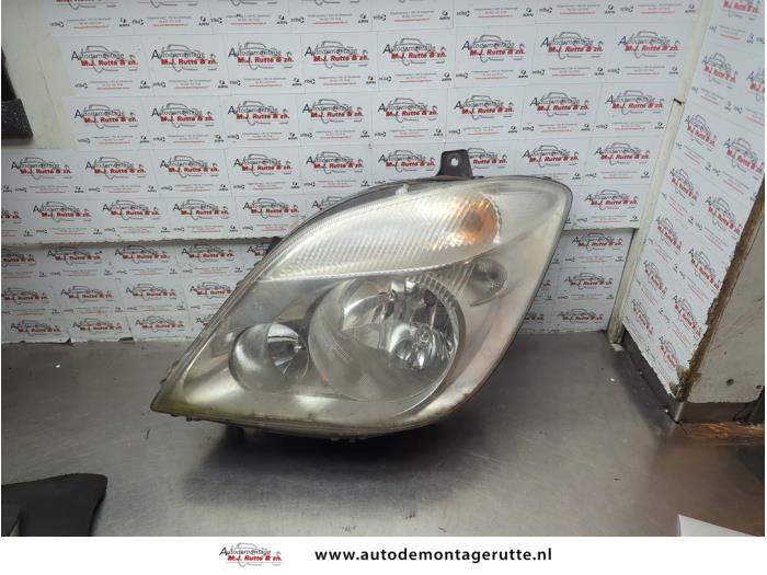 Używane Reflektor lewy Mercedes Sprinter 3t (906.61) 211 CDI 16V Cena € 75,00 Procedura marży oferowane przez Autodemontage M.J. Rutte B.V.