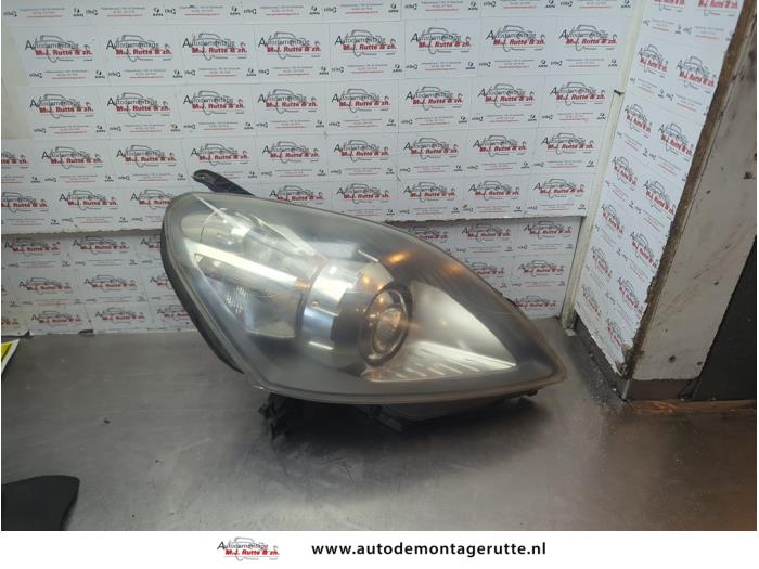 Używane Reflektor prawy Opel Zafira (M75) 2.2 16V Direct Ecotec Cena € 225,00 Procedura marży oferowane przez Autodemontage M.J. Rutte B.V.