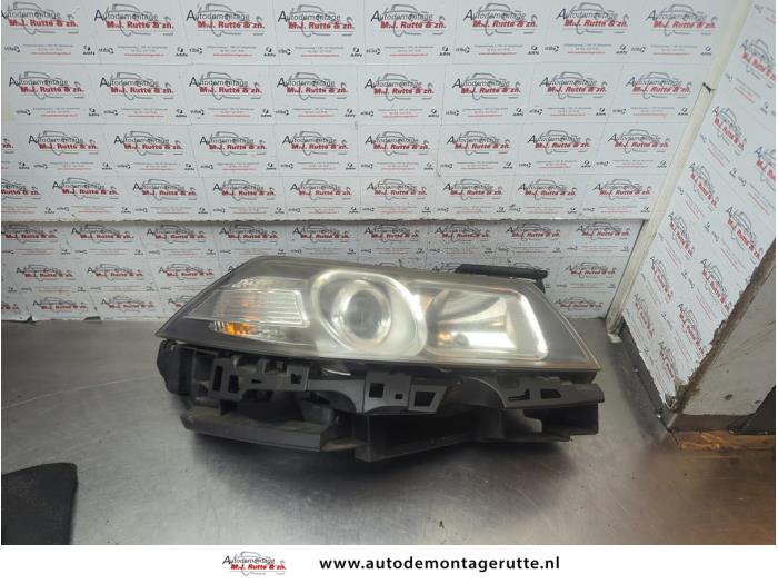 Używane Reflektor prawy Renault Megane II Grandtour (KM) 1.6 16V Cena € 150,00 Procedura marży oferowane przez Autodemontage M.J. Rutte B.V.