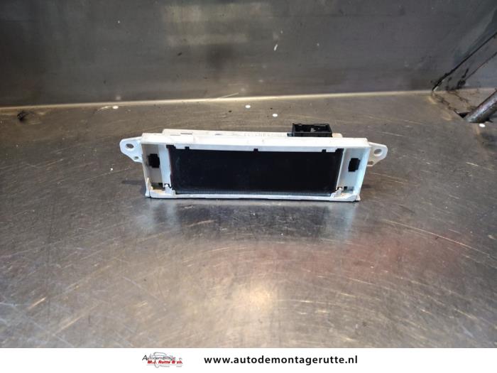 Używane Zegar Peugeot 307 CC (3B) 2.0 16V Cena na żądanie oferowane przez Autodemontage M.J. Rutte B.V.