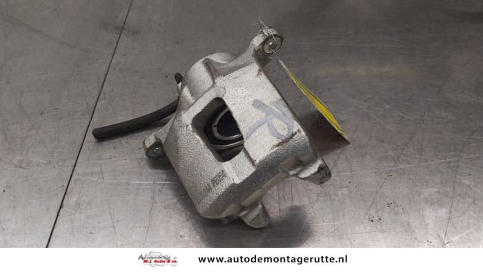 Gebrauchte Bremszange rechts vorne Toyota Corolla Verso (E12) 2.0 D-4D 16V 90 Preis auf Anfrage angeboten von Autodemontage M.J. Rutte B.V.