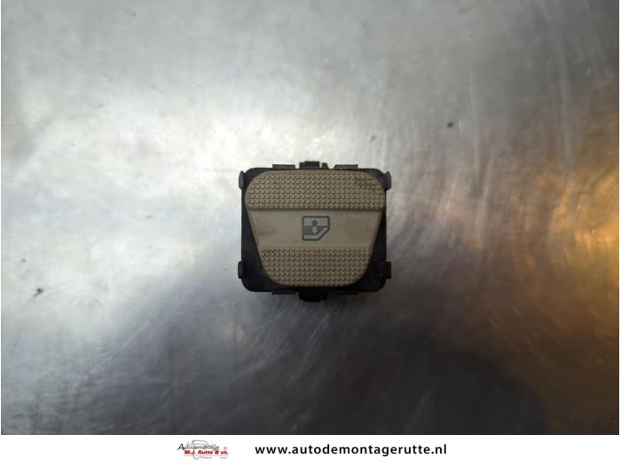 Usados Interruptor de ventanilla eléctrica Volkswagen Golf III Cabrio Restyling (1E7) 2.0 Precio de solicitud ofrecido por Autodemontage M.J. Rutte B.V.
