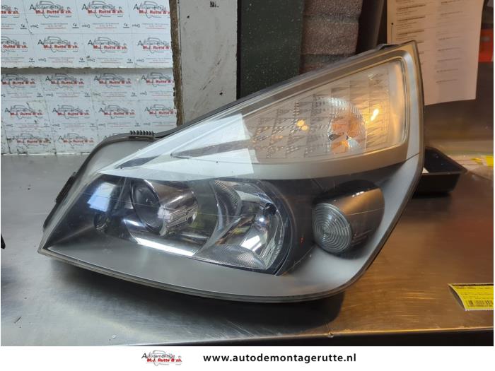 Używane Reflektor lewy Renault Espace (JK) 3.5 V6 24V Grand Espace Cena € 175,00 Procedura marży oferowane przez Autodemontage M.J. Rutte B.V.