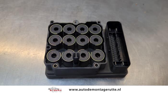 Usagé Ordinateur ABS Volvo S80 (TR/TS) 2.4 SE 20V 170 Prix € 100,00 Règlement à la marge proposé par Autodemontage M.J. Rutte B.V.