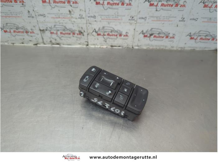 Usados Interruptor combinado de ventanillas Opel Signum (F48) 2.2 DGI 16V Precio de solicitud ofrecido por Autodemontage M.J. Rutte B.V.