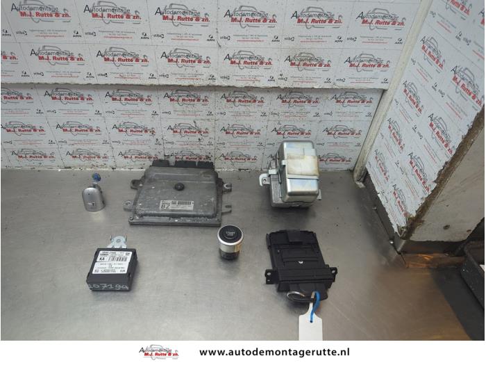 Used Ignition lock + computer Renault Koleos I 2.5 16V Price on request offered by Autodemontage M.J. Rutte B.V.