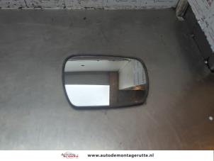 Używane Szyba lusterka lewego Toyota Starlet (EP8/NP8) 1.3 Friend,XLi 12V Cena na żądanie oferowane przez Autodemontage M.J. Rutte B.V.
