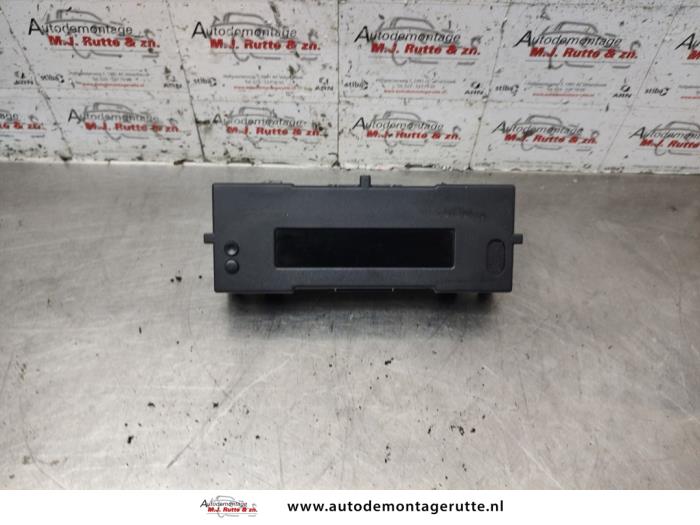 Begagnade Innerdisplay Renault Clio III (BR/CR) 1.6 16V Pris på förfrågan erbjuds av Autodemontage M.J. Rutte B.V.