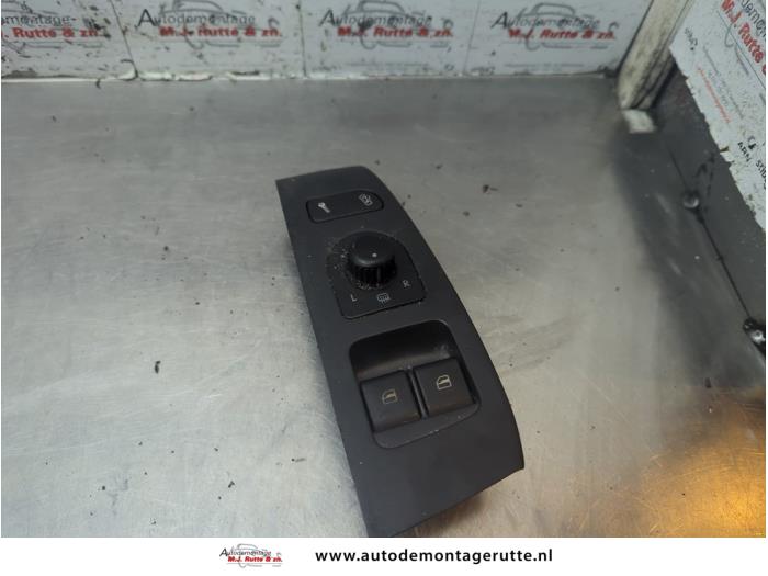 Usados Interruptor combinado de ventanillas Volkswagen Fox (5Z) 1.2 Precio € 20,00 Norma de margen ofrecido por Autodemontage M.J. Rutte B.V.