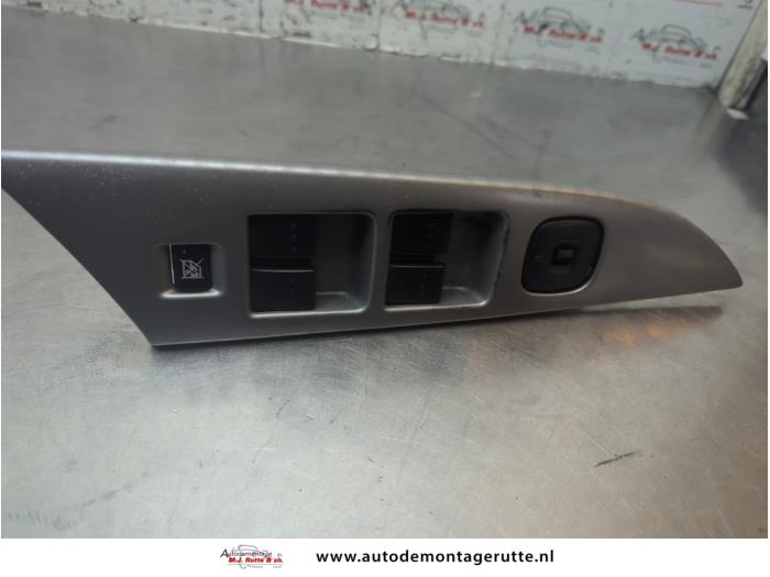 Usados Interruptor combinado de ventanillas Mazda 3 Sport (BK) 2.0i 16V Precio de solicitud ofrecido por Autodemontage M.J. Rutte B.V.