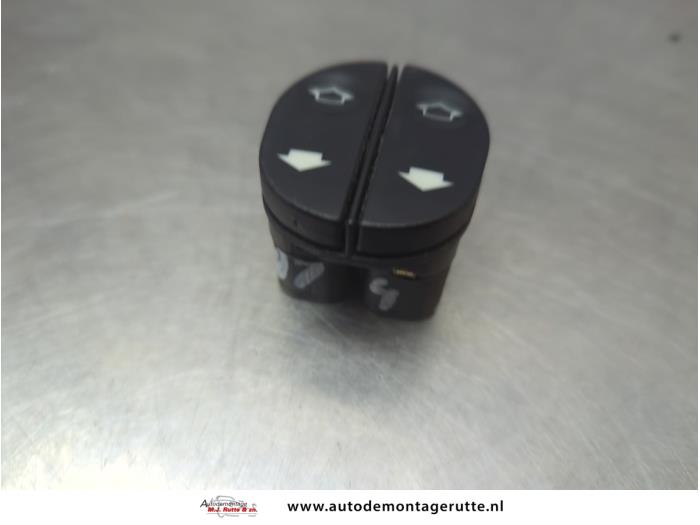 Usados Interruptor combinado de ventanillas Ford Fiesta 5 (JD/JH) 1.25 16V Precio de solicitud ofrecido por Autodemontage M.J. Rutte B.V.