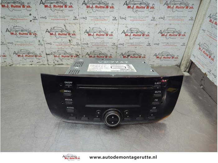 Używane Radio Fiat Punto III (199) 0.9 TwinAir Cena na żądanie oferowane przez Autodemontage M.J. Rutte B.V.