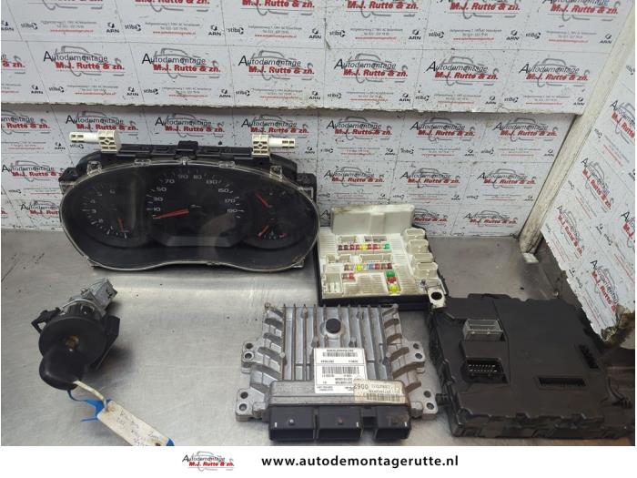Used Ignition lock + computer Renault Kangoo Express (FW) 1.5 dCi 75 Price € 175,00 Margin scheme offered by Autodemontage M.J. Rutte B.V.