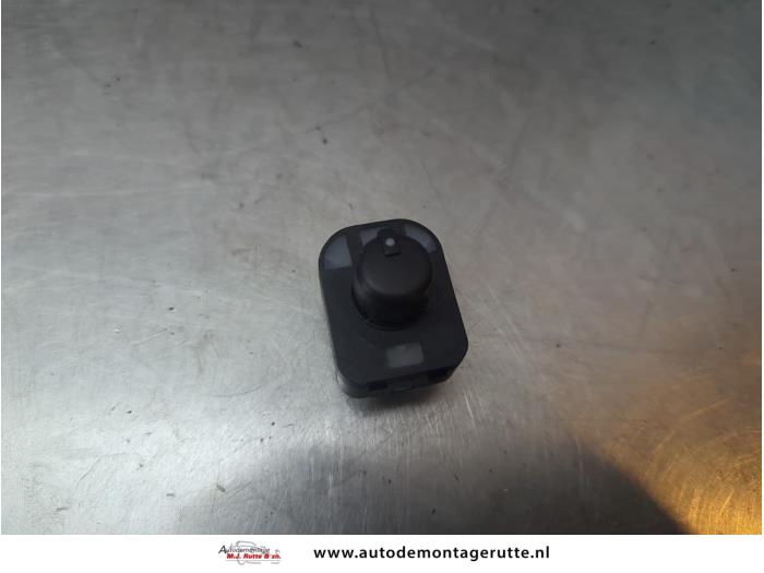 Używane Przelacznik lusterka Seat Exeo ST (3R5) 2.0 TSI 16V Cena na żądanie oferowane przez Autodemontage M.J. Rutte B.V.