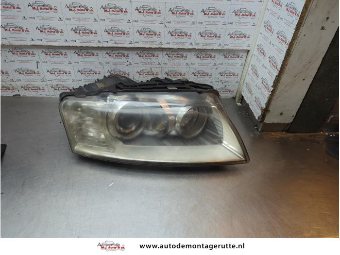 Używane Reflektor prawy Audi A8 (D3) 4.2 TDI V8 32V Quattro Cena € 250,00 Procedura marży oferowane przez Autodemontage M.J. Rutte B.V.