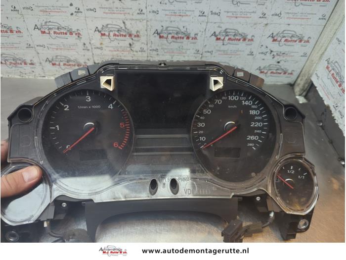 Używane Licznik kilometrów KM Audi A8 (D3) 4.2 TDI V8 32V Quattro Cena € 125,00 Procedura marży oferowane przez Autodemontage M.J. Rutte B.V.