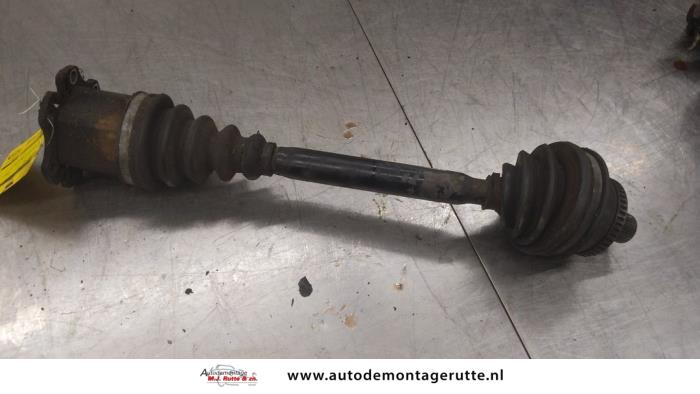 Gebrauchte Antriebswelle links vorne Audi A6 Avant (C5) 2.7 V6 30V Biturbo Quattro Preis auf Anfrage angeboten von Autodemontage M.J. Rutte B.V.