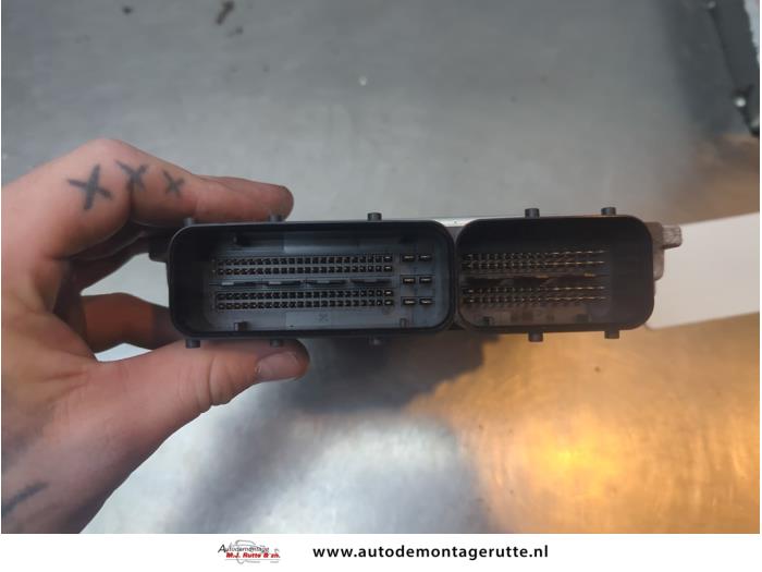 Engine management computer from a Volkswagen Touran (1T1/T2) 1.6 FSI 16V 2003