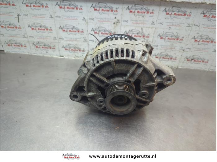 Begagnade Dynamo Opel Omega B (25/26/27) 2.0i 16V Pris på förfrågan erbjuds av Autodemontage M.J. Rutte B.V.