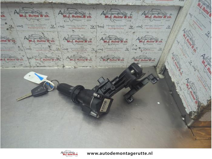 Ignition lock + computer from a Opel Combo 1.3 CDTI 16V ecoFlex 2014