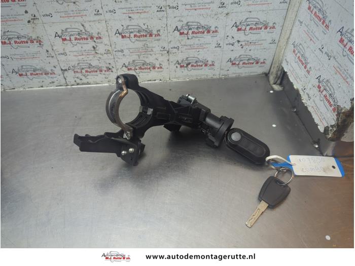 Ignition lock + computer from a Opel Combo 1.3 CDTI 16V ecoFlex 2014